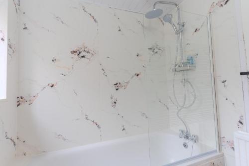 Ένα μπάνιο στο 3 Bed Apartment with Adjoining 3rd Bedroom -Contractor and Long Stays Pool Table