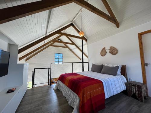 a bedroom with a bed and a tv in a room at Chalé Exclusivo com Spa e Vista Mágica, Top Urubici in Urubici