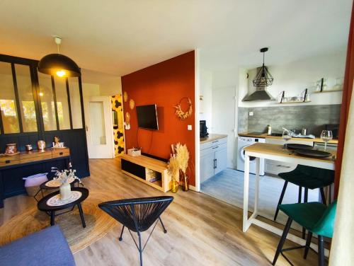 Una cocina y una sala de estar con mesa y sillas. en Suite Drop and Dodo - 2 personnes - Colombier Arsenal - Second Lodge - Rennes, en Rennes