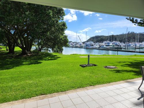 Una vista de un campo de césped con un puerto deportivo. en the Marina Suite, en Whitianga