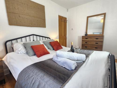 Un dormitorio con una cama grande con almohadas. en 3-Bedroom Luxury House, Oxford, Free Parking, WiFi, Garden, en Oxford