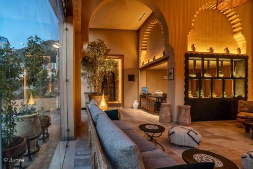 舍夫沙万Ain Chaouen的客厅里有一张沙发和一张桌子。