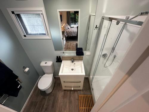 Un baño con inodoro, lavabo y ducha. en Two Rivers Ohakune - Boutique Bed and Breakfast, en Ohakune