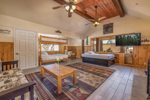 una sala de estar con un sofá y una mesa en The Big Bear Lakefront Lodge, en Big Bear Lake