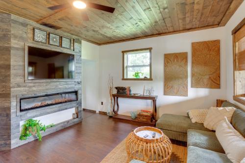 Una sala de estar con un sofá y una chimenea. en Less Than 1 Mi to Downtown Arcadia Tranquil Wooded Escape, en Arcadia