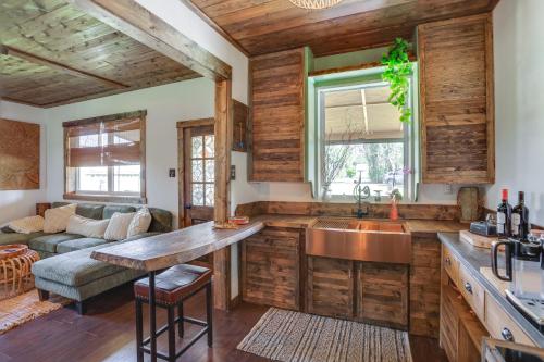 Una cocina con fregadero y un sofá en una habitación. en Less Than 1 Mi to Downtown Arcadia Tranquil Wooded Escape, en Arcadia