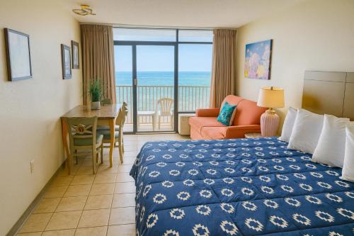 um quarto de hotel com uma cama e vista para o oceano em Landmark resort em Myrtle Beach