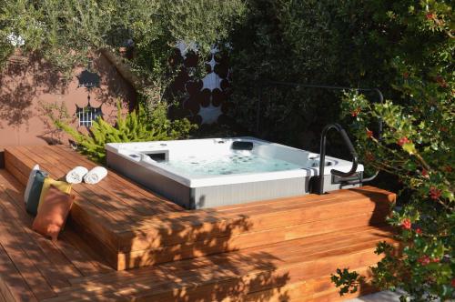 a hot tub sitting on a wooden deck at Casa da Madrinha, um regalo a 35 min do Porto in Marco de Canaveses