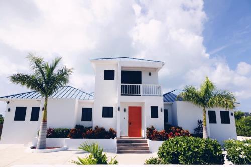 Long Bay HillsにあるStay in a Long Bay Beach Villa with a Shared Poolの白い家