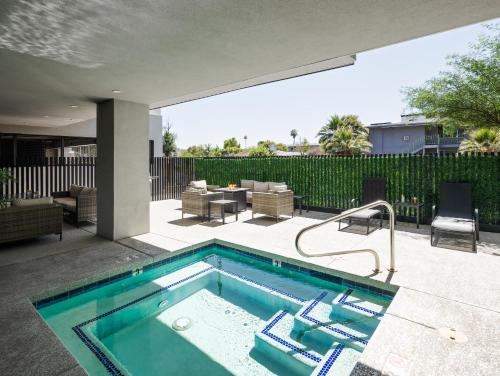 Πισίνα στο ή κοντά στο Beverly - Private Patios - Jacuzzi - In Old Town