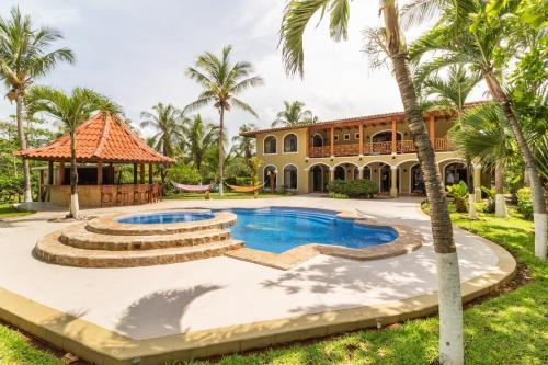 La alberca dentro o cerca de Rancho RachMare in Playa Coyote, a Beach Home!