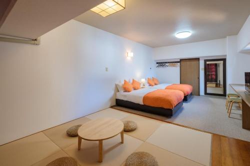 宮崎市にあるMiyazaki Mango Hotel - Vacation STAY 58306vのベッドルーム(キングサイズベッド1台、テーブル付)