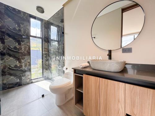 a bathroom with a sink and a mirror at Apartamento de lujo a 3 minutos del Aeropuerto JMC 302 in Rionegro