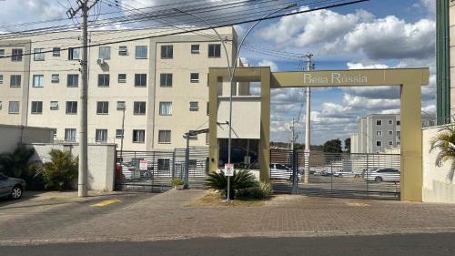 un arrêt de bus avec un panneau indiquant « Bêta russe » dans l'établissement Apartamento aconchego, à Botucatu