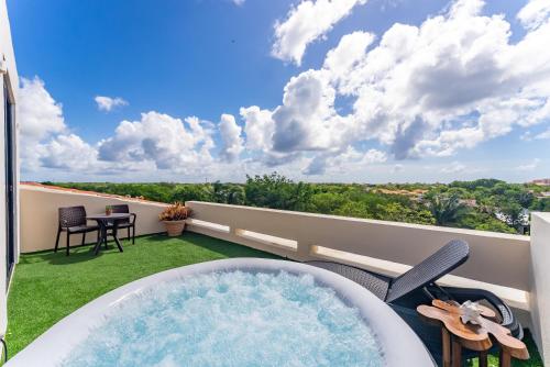a hot tub on the balcony of a house at Private Jacuzzi, Starlink, Golf-View Terrace - Puerto Aventuras in Puerto Aventuras
