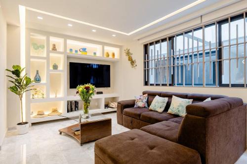 a living room with two couches and a tv at Apartamento en Roma Norte, Estilo mas Comfort in Mexico City