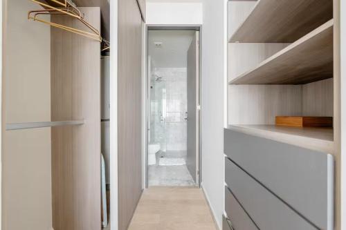 a bathroom with white walls and a walk in closet at Apartamento en Roma Norte, Estilo mas Comfort in Mexico City