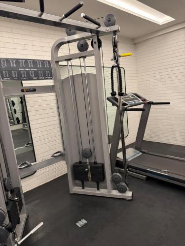 a gym with a treadmill and a elliptical machine at Apartamento en Roma Norte, Estilo mas Comfort in Mexico City