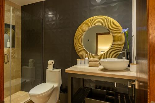 bagno con servizi igienici e specchio di Navima - Palmas Reales a Cozumel