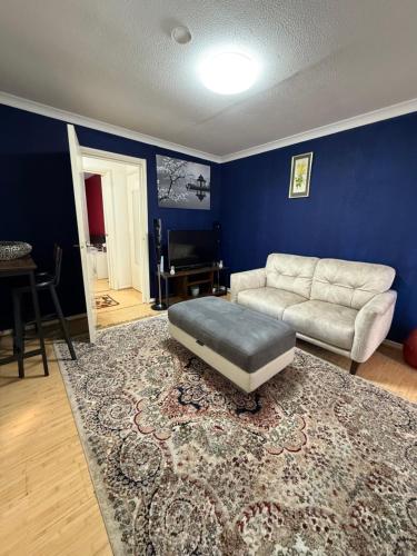 una sala de estar con un sofá y una alfombra en Modern Wembley Apartment Walk to Stadium & Arena, en Londres
