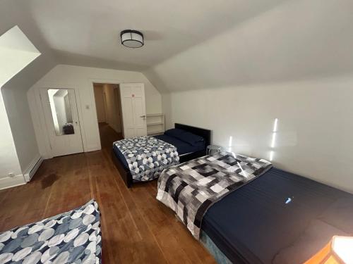 En eller flere senge i et værelse på Vancouver Guest House - Airport 10 Min, Downtown 15 Min - Free Parking & Fast Wi-Fi