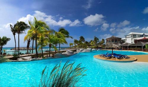 Archipel Guadeloupéen - Entre grand balcon, piscine & lagon - Élégant cocon d'architecte 2 étoiles