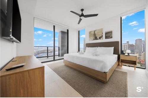 una camera da letto con un letto grande e grandi finestre di Upscale 3-BD Condo in Downtown Miami a Miami