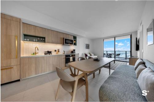 un soggiorno con un tavolo e una cucina di Upscale 3-BD Condo in Downtown Miami a Miami