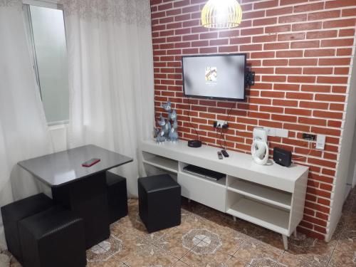 Televisyen dan/atau pusat hiburan di Mongaguá apartamento