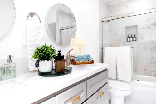 Koupelna v ubytování Luxury House 3-Level 4-bedroom, Free Parking and Patio