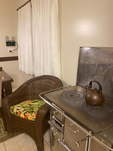 a tea kettle on a stove in a kitchen at Sítio das Flores - 4 quartos - 8 a 10 pessoas in Garibaldi