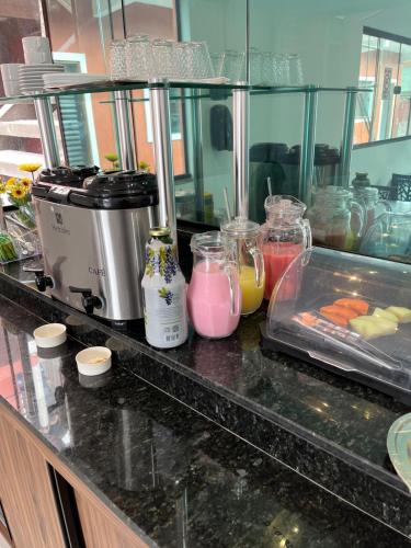 GAB Hotel & Residencial في باركارينا: طاولة مطبخ بأنواع مختلفة من الطعام