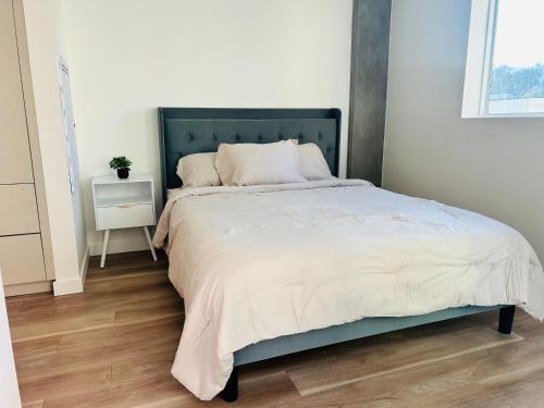 ein Schlafzimmer mit einem großen Bett mit schwarzem Kopfteil in der Unterkunft Heart of Hollywood Walk of Fame - Free Parking, Pool, Gym, Rooftop Views, centrally located, WIFI in Los Angeles