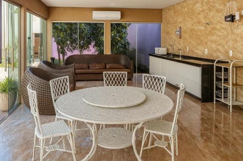 Η κουζίνα ή μικρή κουζίνα στο A Casa Paradisíaca ll Luxo Piscina Super Mega Quente até 50 graus Aquecimento Elétrico e Solar Casa com Sauna a Vapor e Ar Condicionado em Todos Ambientes e Lavanderia com Roupa de Cama e Banho