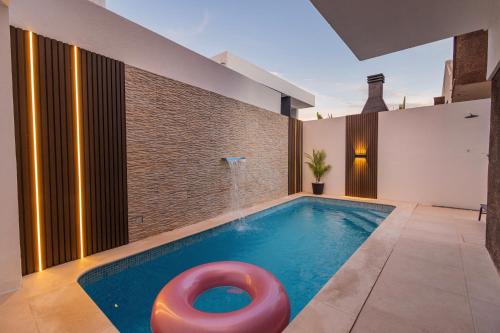 Kolam renang di atau dekat dengan JolikaS House Heated Pool and EV point