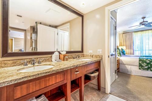 une salle de bain avec un lavabo et un grand miroir dans l'établissement Honua Kai 3 Free Rental Cars KBM Resorts Well Appointed 3 Units 4 Bedrooms HK ML-1356, à Kaanapali Airport
