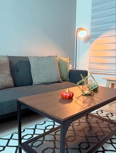 a coffee table with two apples on it in front of a couch at Dorotea Apartment in San Miguel de Allende