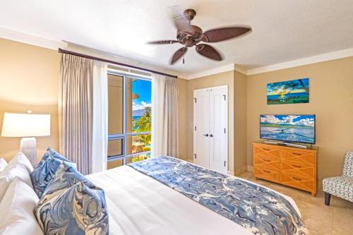 - une chambre avec un lit, un ventilateur de plafond et une fenêtre dans l'établissement Honua Kai 3 Free Rental Cars KBM Resorts Amazing 3 Units 6 Bedrooms HK ML-1237, à Kaanapali Airport