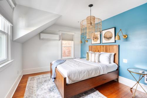 Una cama o camas en una habitación de Stay Portland - Sophisticated 2BR - Prime NW 23rd Location