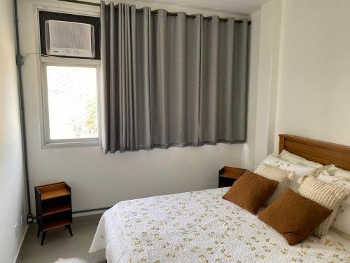 Elegância Praia da Sereia في فيلا فيلها: غرفة نوم بها سرير ونافذة