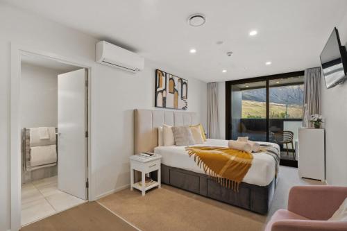 Postel nebo postele na pokoji v ubytování Modern Queenstown Studio Near Airport & Shops