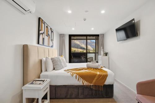 Postel nebo postele na pokoji v ubytování Modern Queenstown Studio Near Airport & Shops