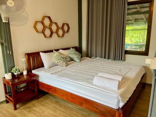 Ban Khlong SonにあるThe Summer Guesthouseの窓付きのベッドルームの大型ベッド1台