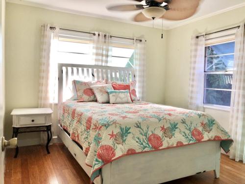 1 dormitorio con cama con colcha de piña en Pineapple Cottage 2 bedroom, en Jensen Beach