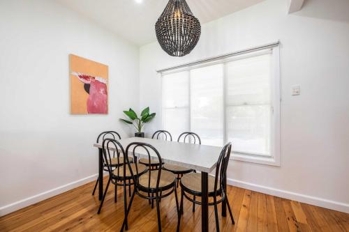 a dining room with a table and chairs at The Fitzhill - East Dubbo Close to CBD in Dubbo