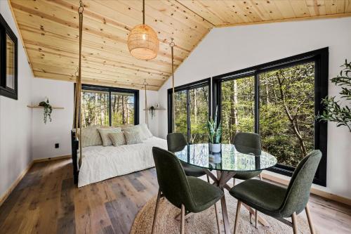 Χώρος καθιστικού στο The Greenhouse NEW - 450ft to Trailhead