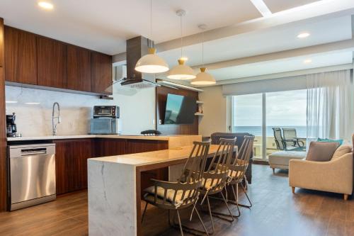 a kitchen with a table and chairs and a living room at Condominio Cancún Plaza in Cancún