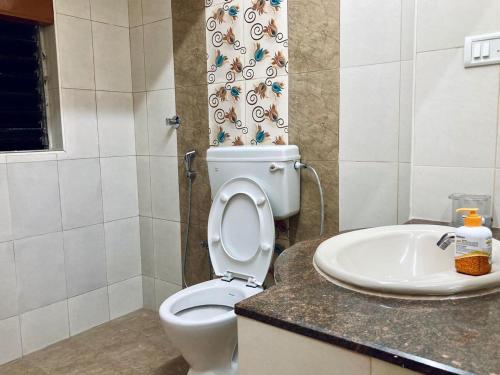 ein Badezimmer mit Toilette und Waschbecken in der Unterkunft Good stay Nungambakkam in Chennai