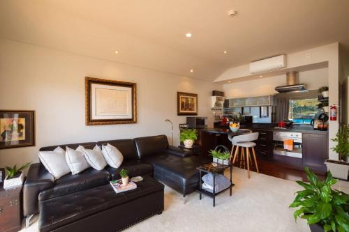 Et opholdsområde på Lakefront Mountain Views Stylish unit