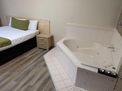 Ένα ή περισσότερα κρεβάτια σε δωμάτιο στο Albury Classic Motor Inn